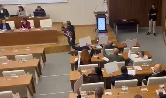 CHP’lilerden AKP’ye geçen Özlem Vural Gürzel’e protesto